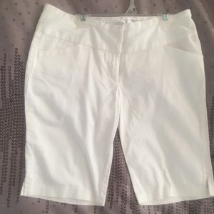 💕 NWOT Guess Bermuda white shorts💕